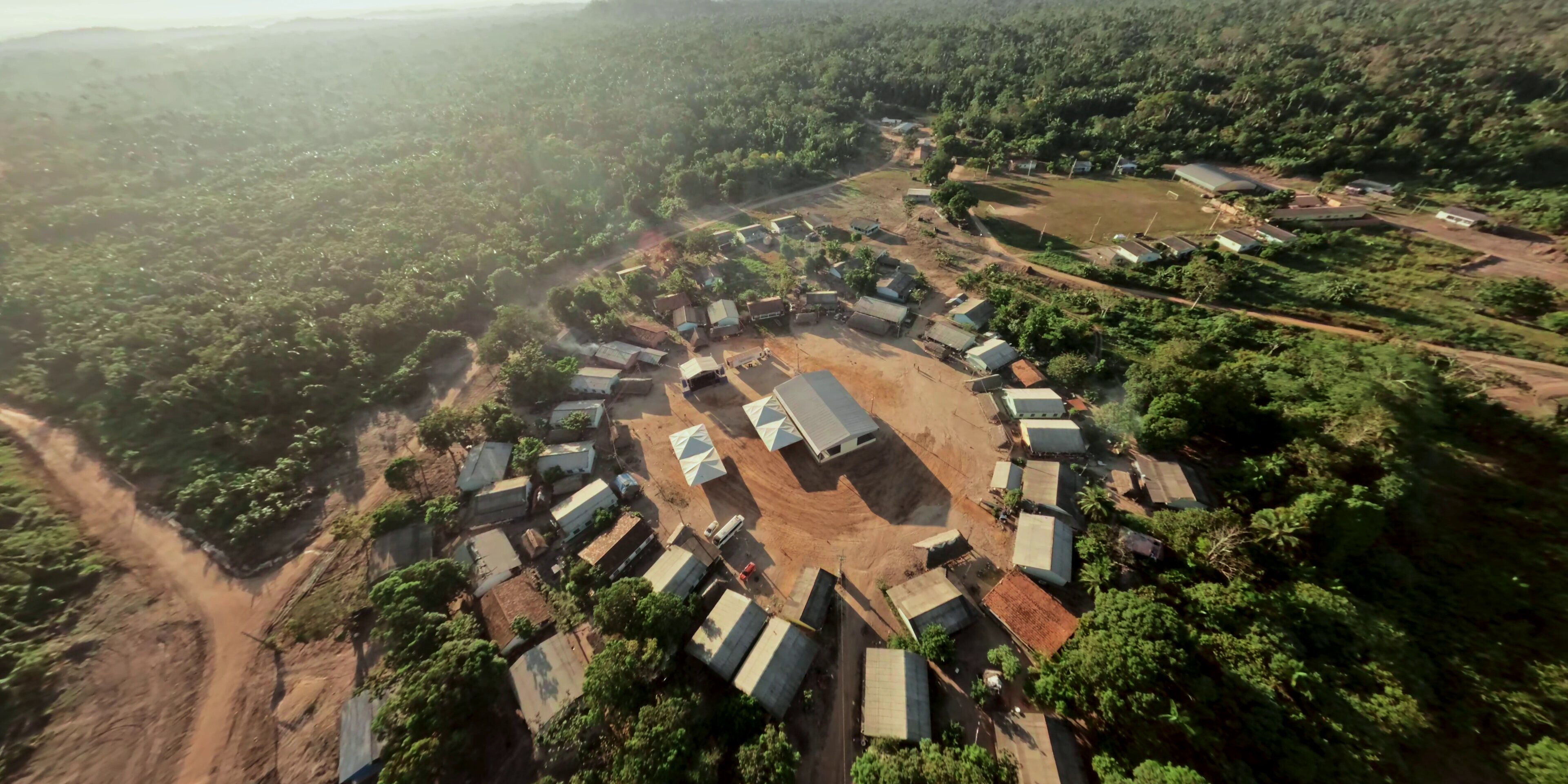 Vista aérea da aldeia Xikrin cercada pela floresta amazônica